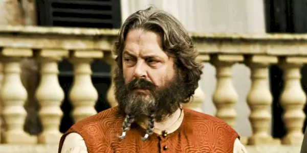 Illyrio Mopatis blickt in „Game of Thrones“ skeptisch aus dem Off