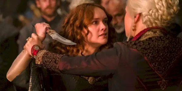 Alicent schwingt in einer Szene aus „Das Haus des Drachen“ ein Messer auf Rhaenyra