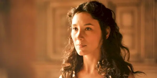 Shae olhando atentamente com uma expressão séria em Game of Thrones.