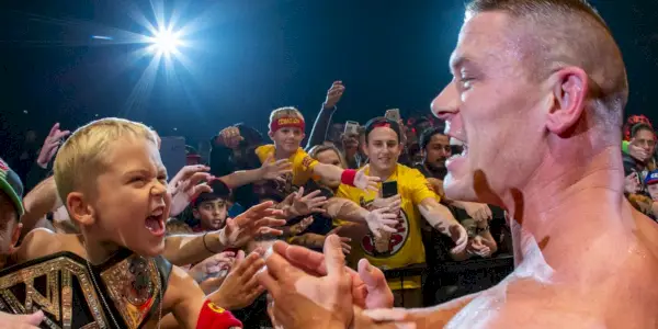 WWEの子供たちと話すジョン・シナ