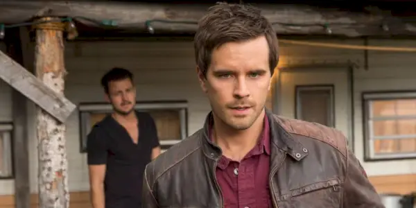 Ty (Graham Wardle) s'éloigne de quelqu'un à Heartland.