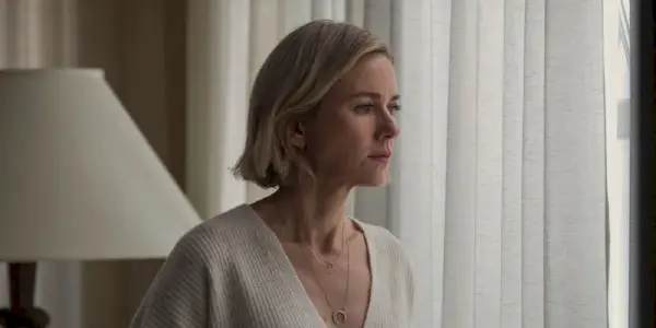 Naomi Watts jako Nora Brannock w „The Watcher”.