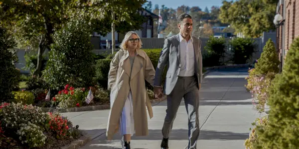 Naomi Watts i Bobby Cannavale jako Nora i Dean w „The Watcher”.