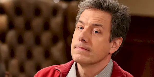 Barry Kripke zieht in „The Big Bang Theory“ die Augenbrauen hoch und sieht unbeeindruckt aus
