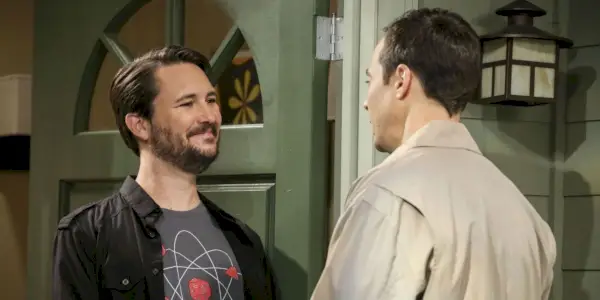 Wil Wheaton starrt Sheldon bei TBBT selbstgefällig an