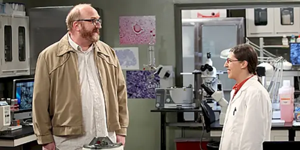 Bert steht neben Amy im Labor bei „The Big Bang Theory“.