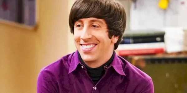 Howard lächelt in „The Big Bang Theory“.