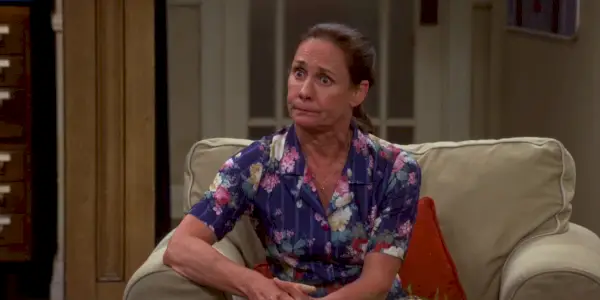 Mary Cooper beschwert sich über Sheldon, während sie in The Big Bang Theory in einem Sessel sitzt