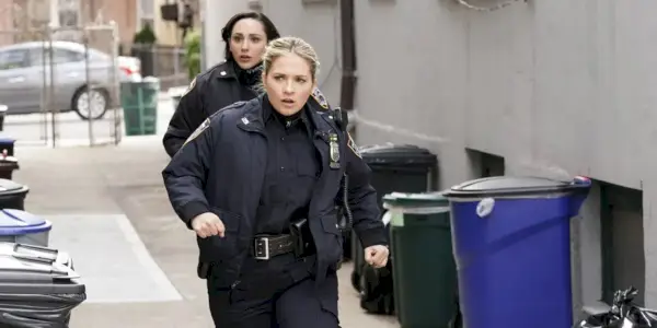 Eddie (Vanessa Ray) a jej partner bežia do uličky v Blue Bloods