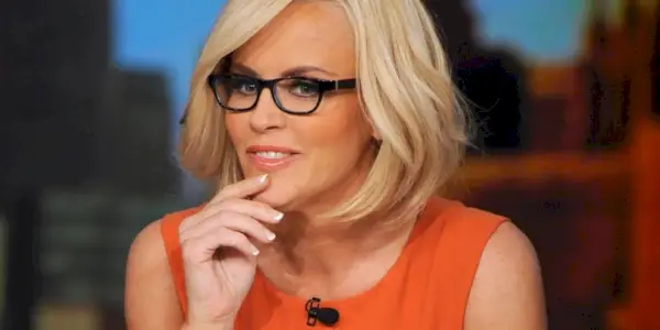 Jenny McCarthy se ve filmu Pohled usmívá s rukou na bradě