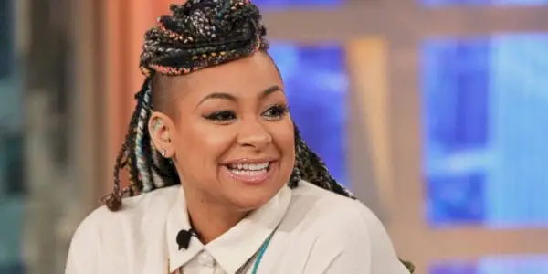 Raven Symone se v The View usmívá a dívá se mimo kameru