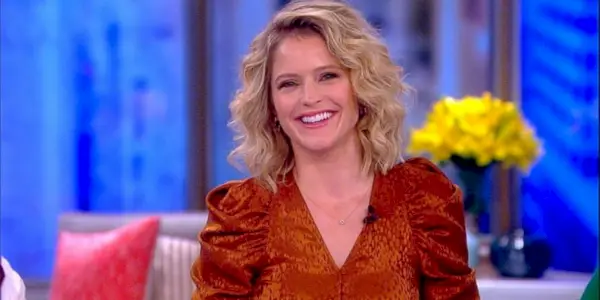 Sara Haines se usmívá do kamery v The View