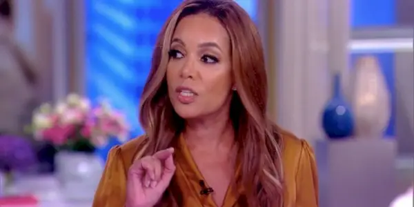 Sunny Hostin uprostřed projevu v The View