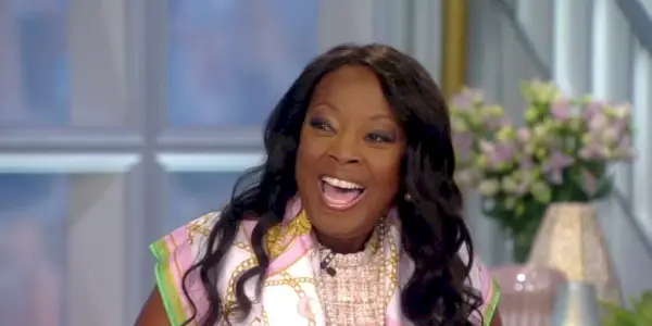 Star Jones s úsměvem a smíchem v The View