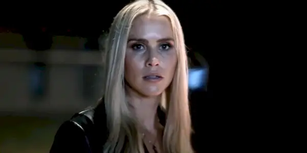 Rebekah guarda qualcuno in una foto di Legacies
