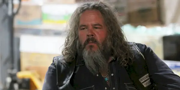 Bobby a l'air sérieux dans Sons of Anarchy