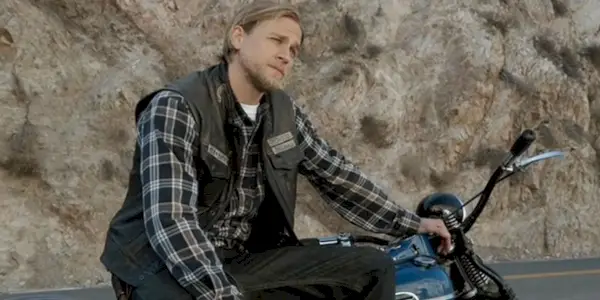 Charlie Hunnam dans le rôle de Jax Teller sur son vélo dans Sons of Anarchy