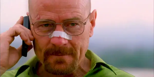 Walter White parle au téléphone dans Breaking Bad