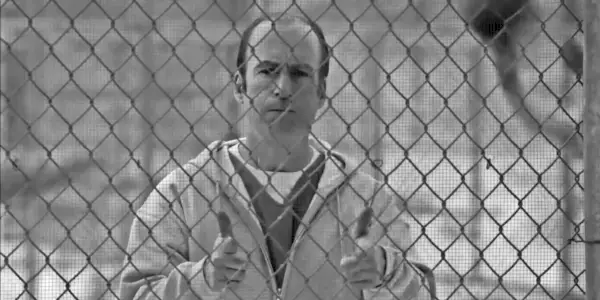 Bob Odenkirk dans le rôle de Jimmy McGill faisant des pistolets derrière les barreaux dans Better Call Saul