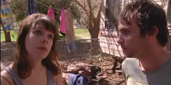 Charlie Day et Mary Elizabeth Ellis dans Reno 911