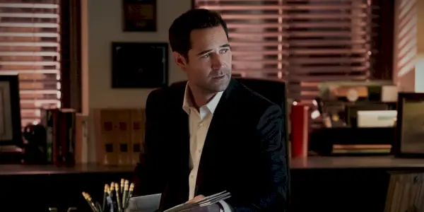 Mickey an seinem Schreibtisch in The Lincoln Lawyer