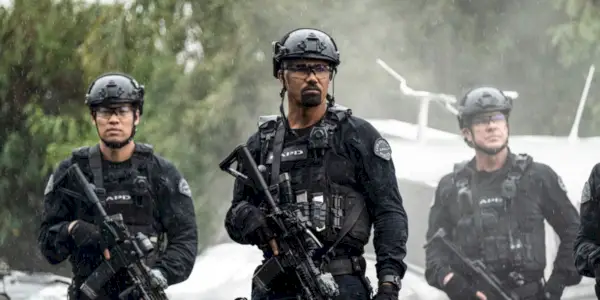 Tre membri della SWAT indossano l'equipaggiamento tattico completo in SWAT. sulla CBS