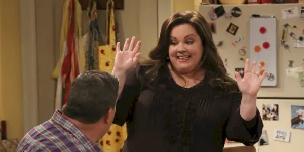 Molly (Melissa McCarthy) holder hendene opp til Mike (Billy Gardell) i Mike and Molly