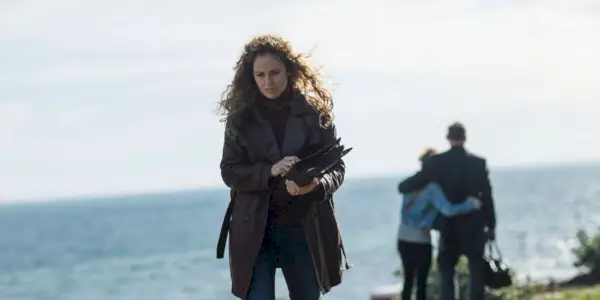 Laurie går nedover gaten i The Leftovers
