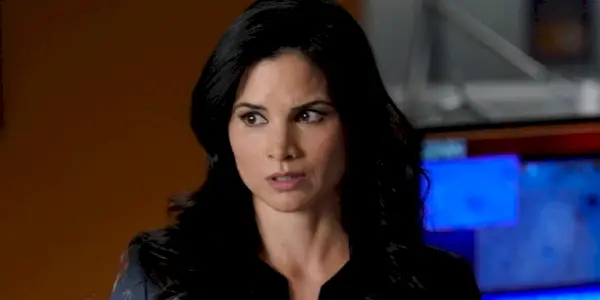 『NCIS』でジェシカ・ナイトを演じるカトリーナ・ローが真剣な表情でスクリーンの前に立つ