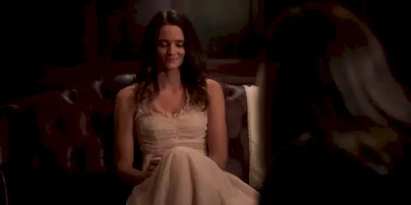 L'infestazione di Bly Manor Perché Flora ha perso il suo accento Christie Burke nei panni della sposa