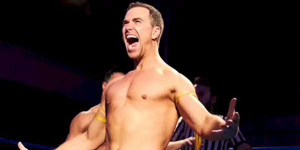 Richard Fleeshman grida mentre flette i muscoli in un ring di wrestling