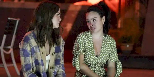 Callie a Mariana sedeli pri bazéne predtým, ako Callie odišla z Good Trouble.