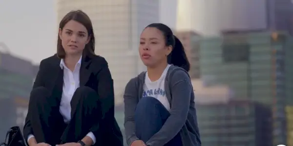 Mariana a Callie sedia na streche svojho bytu