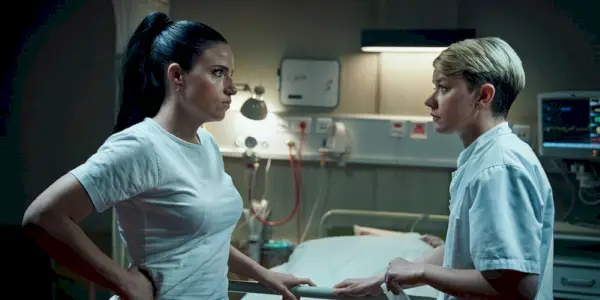 Hansen spricht mit Kurzmann in einem Krankenzimmer in „The Nurse“.