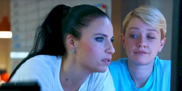 Kurzmann wirft Hansen in „The Nurse“ einen Seitenblick zu.