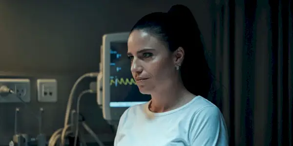 Hansen lächelt in The Nurse 2023.