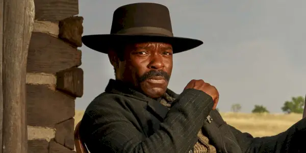 Bass Reeves sedí na verande v Lawmen: Bass Reeves