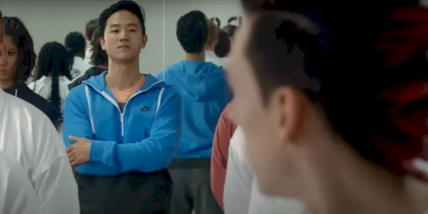 Cobra Kai의 한 장면에서 Kyler는 도장에서 Hawk를 위협적으로 바라보고 있습니다.