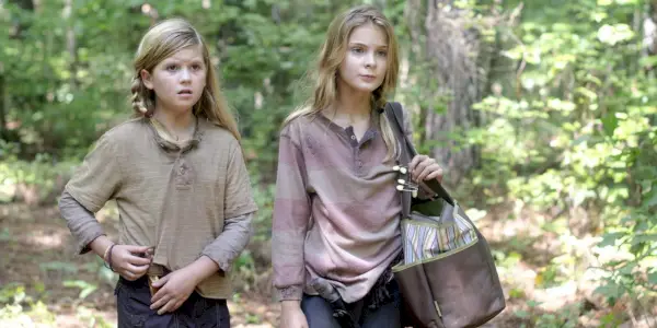 Lizzie a Mika vo filme The Walking Dead