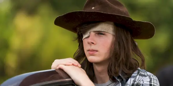 Carl Grimes sa pozerá do diaľky na The Walking Dead