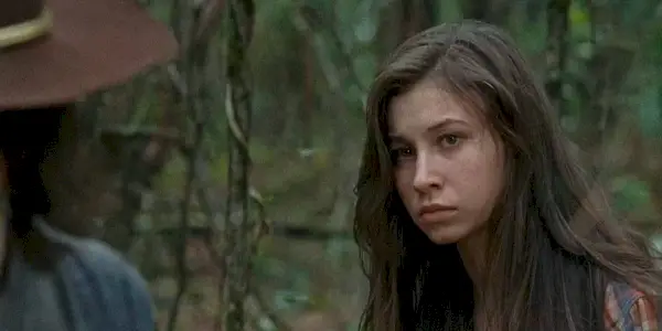 Katelyn Nacon ako Enid vo filme The Walking Dead vyzerala rozrušene, keď sa rozprávala s Carlom v lese.