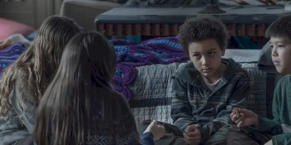 RJ z The Walking Dead hrá karty s Gracie, Judith a Hershelom.