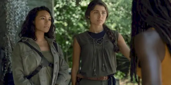 Rachel sa rozpráva s Michonne vo filme The Walking Dead