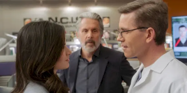 Knight og Palmer snakker foran Parker i NCIS