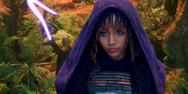 Amandla Stenberg nel ruolo di Mae in Star Wars The Acolyte davanti a una spada laser
