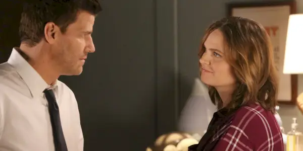 Booth e Brennan se encarando em Bones
