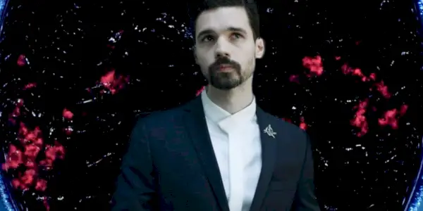Steven Strait como Holden en Expanse