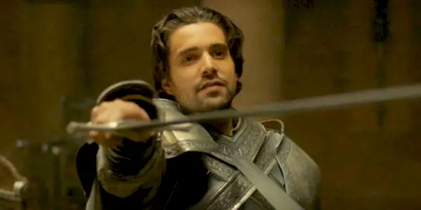 Fabien Frankel segurando uma espada como Criston Cole em House of the Dragon.