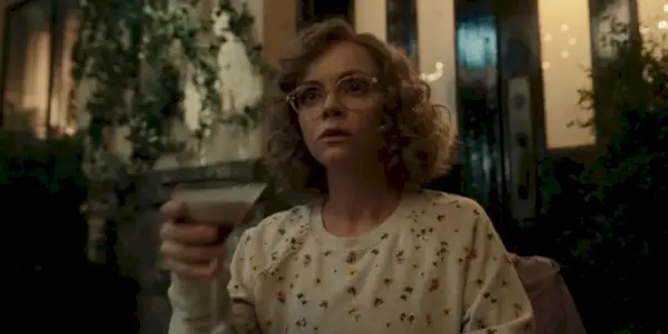 Misty (Christina Ricci) bebiendo un martini y luciendo enojada en el episodio 4 de la temporada 1 de Yellowjackets.