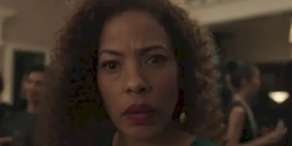 Taissa (Tawny Cypress) parece preocupada en una cena en el episodio 4 de la temporada 1 de Yellowjackets.